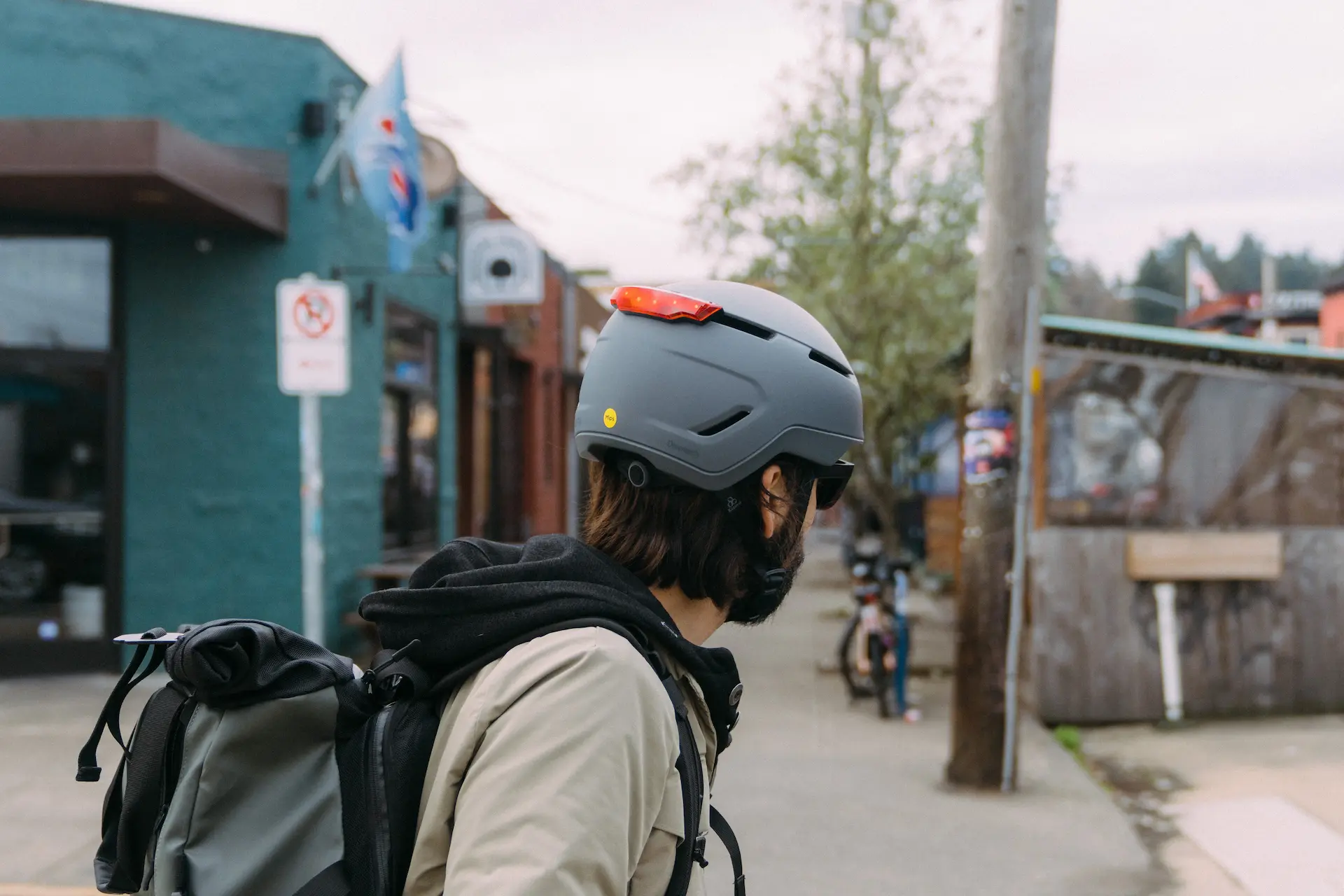 Man wearing Smith Dispatch ebike helmet