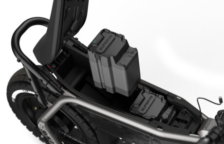 SUPER73_MZFT27__TitaniumOre_DetailAdditionalBattery_1080x1080